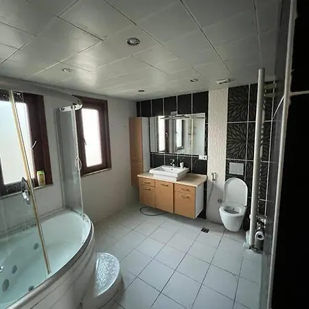 A Comfy By The Marina Villa *